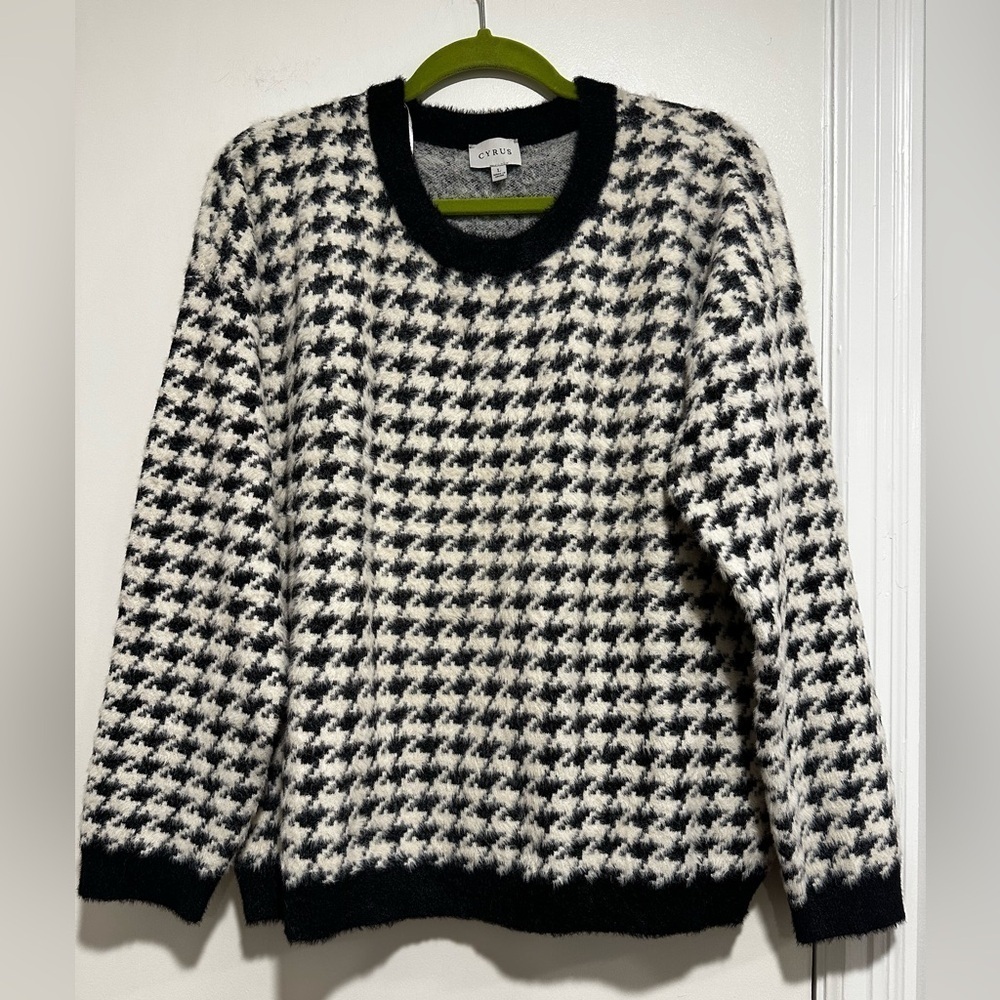 NWOT Women’s‎ Cyrus Black & White Shaggy Fuzzy Houndstooth Crew Neck Sweater. Lg